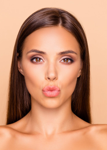 Schöne, junge Frau, mit ästhetisch ansprechend geformten vollen  Lippen, für mehr Selbstbewusstsein.