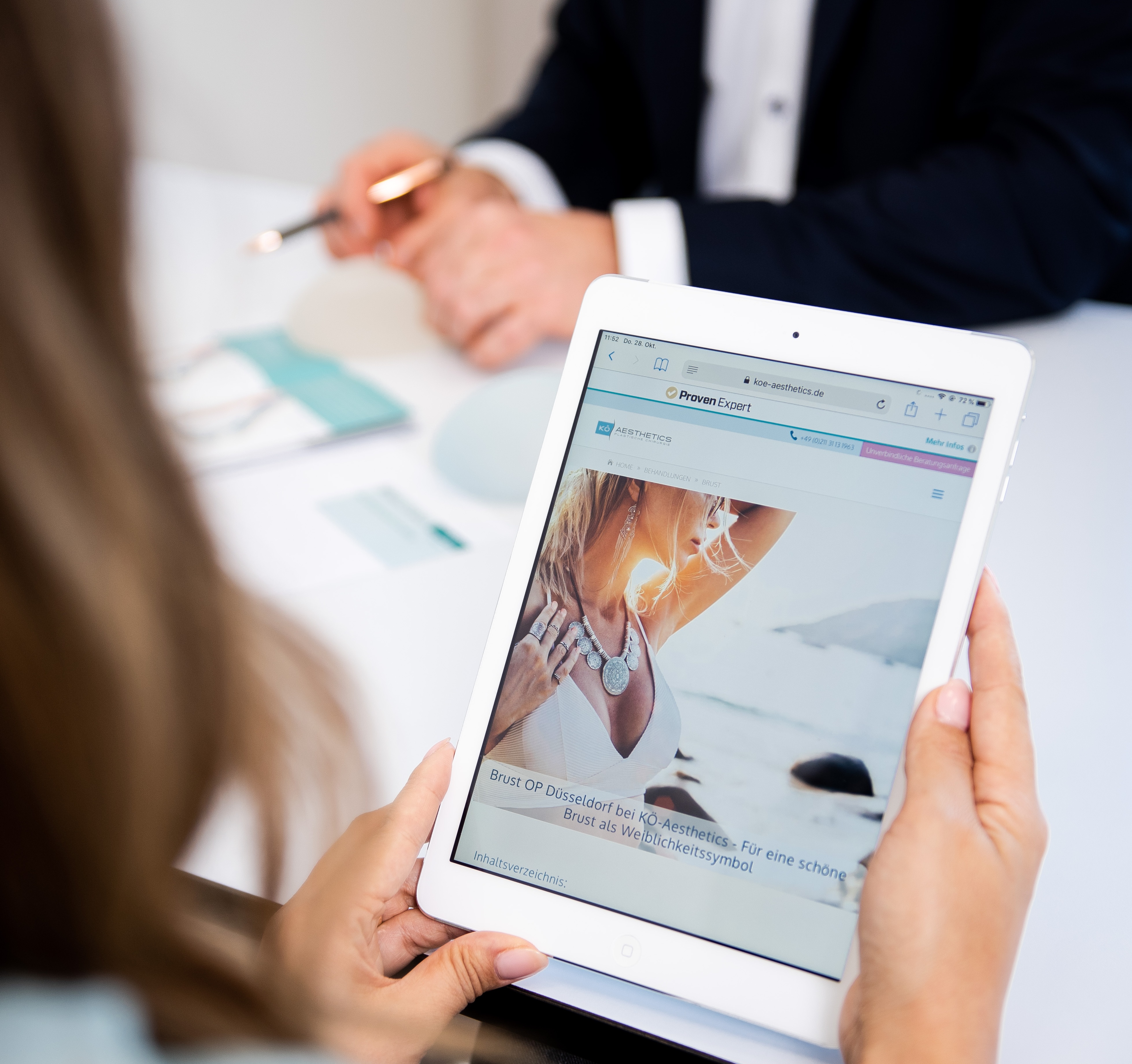 Dunkelblonde Frau, schaut sich auf einem Tablet eine Webseite mit Behandlungsmöglichkeiten an.