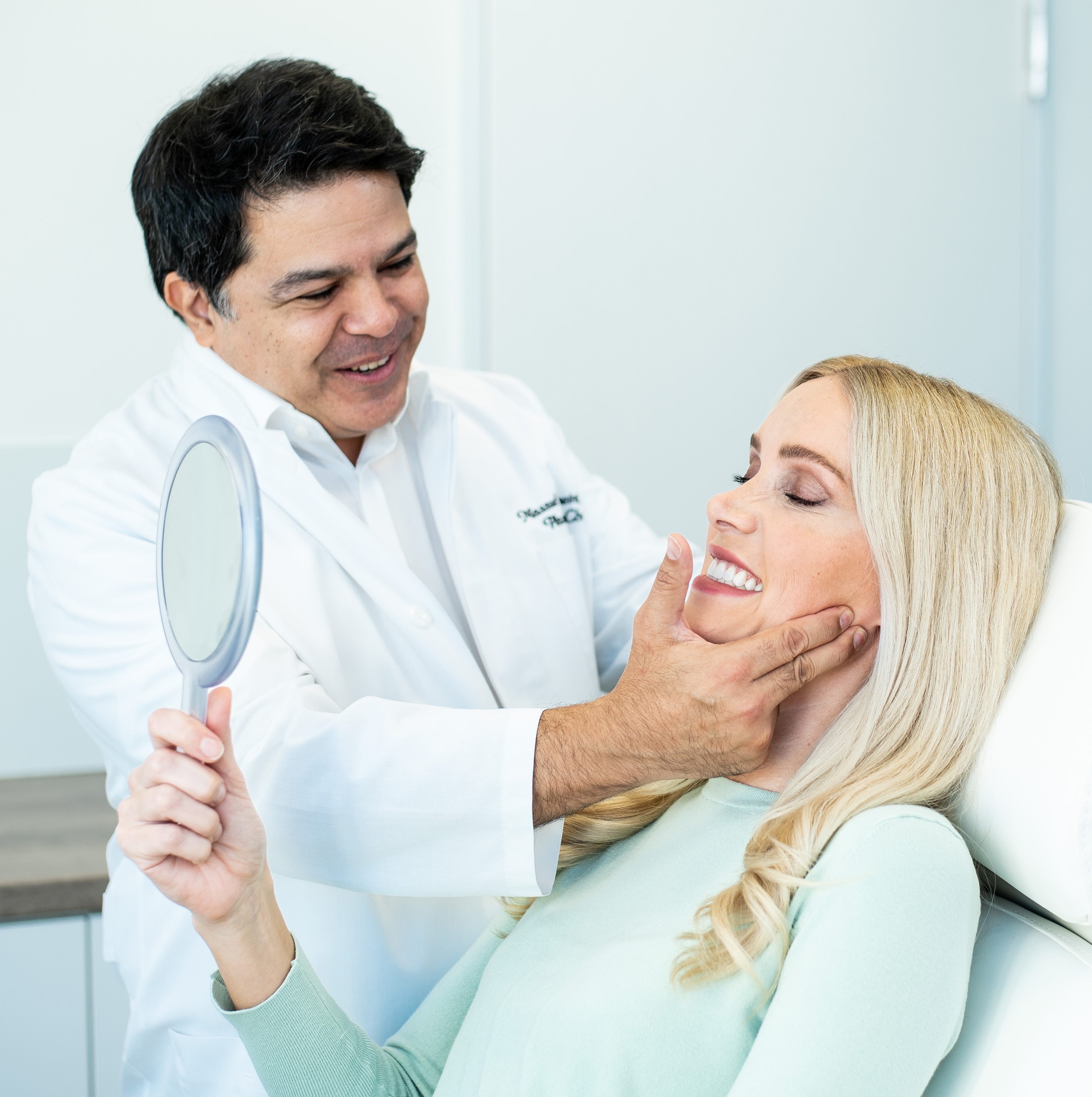 Eine blonde Patientin erhält von einem Arzt eine Erklärung zu den weiteren Behandlungsschritten.