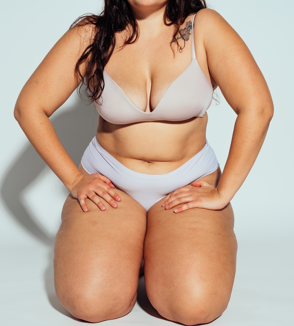 Frau ist mit Ihrem Bauch nicht happy und entscheidet sich für eine Bauchdeckenstraffung