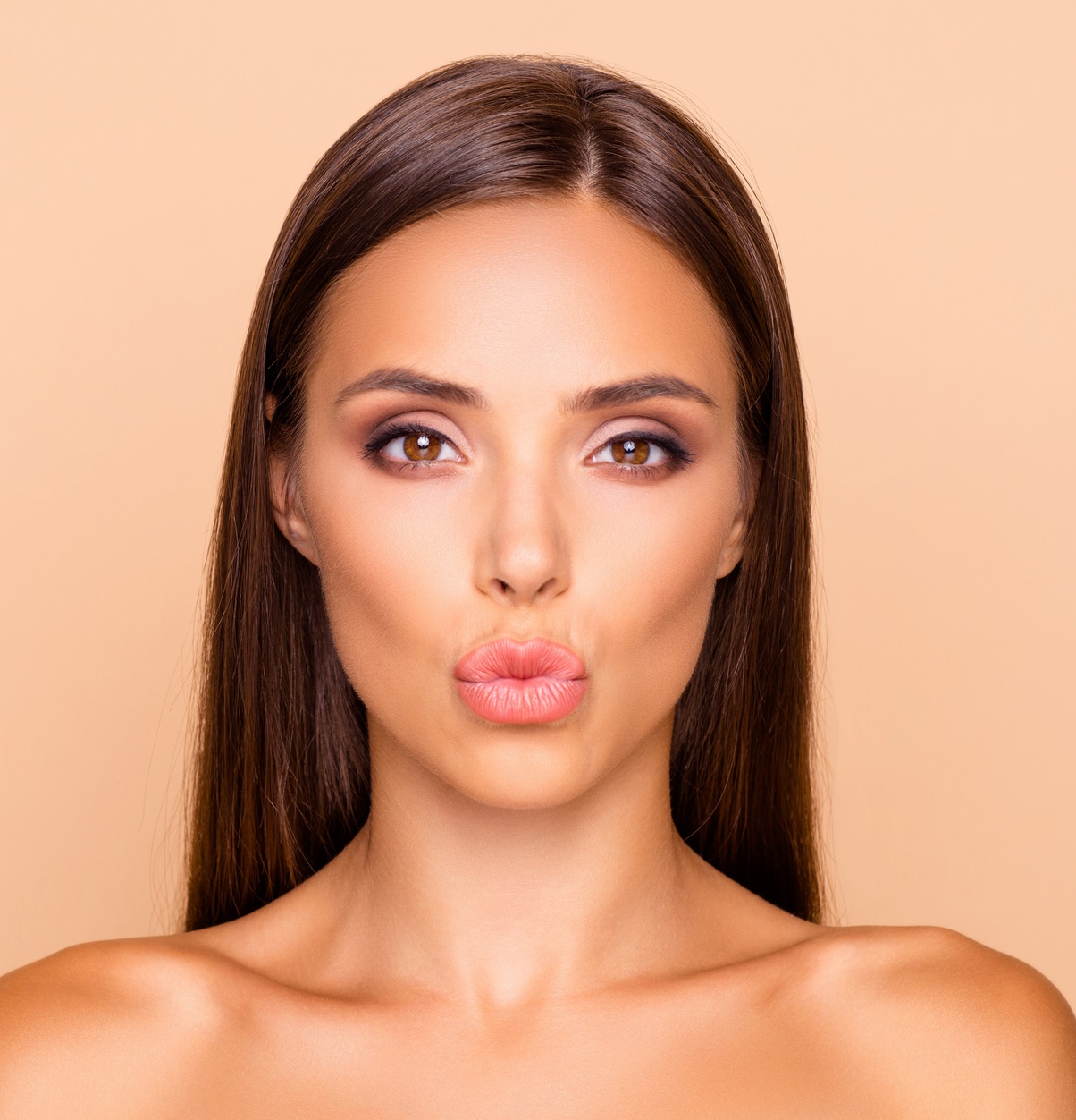 Schöne, junge Frau, mit ästhetisch ansprechend geformten vollen Lippen, für mehr Selbstbewusstsein.
