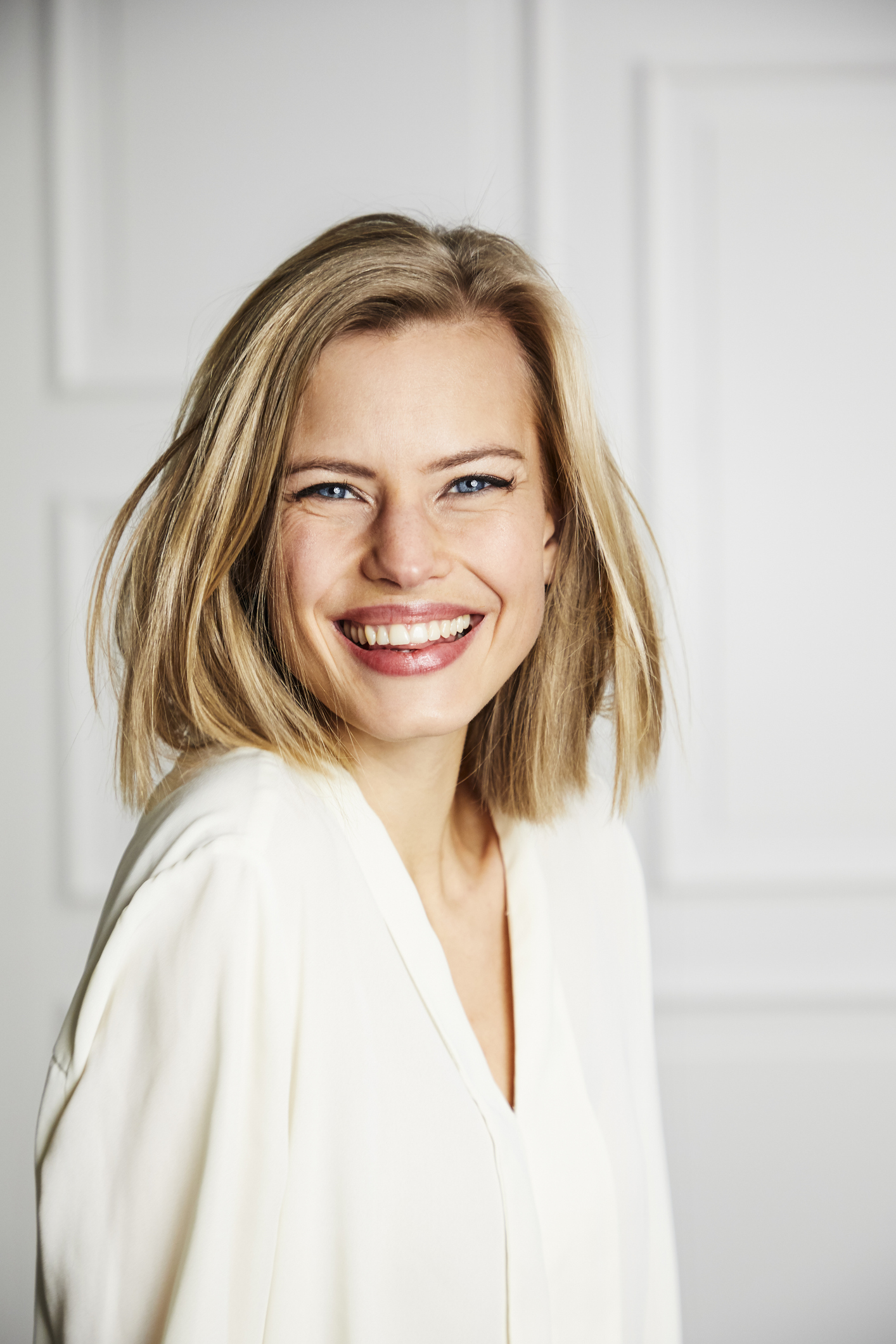Schöne, dunkelblonde Frau, glücklich und zufrieden, nach einer Gesichtsbehandlung.