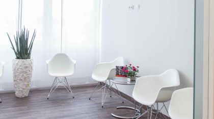 Das Wartezimmer in der Praxisklinik KÖ-Aesthetics in Düsseldorf