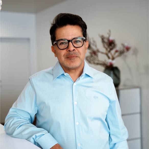 Facharzt Massud Hosseini in seiner Praxisklinik KÖ-Aesthetics in Düsseldorf