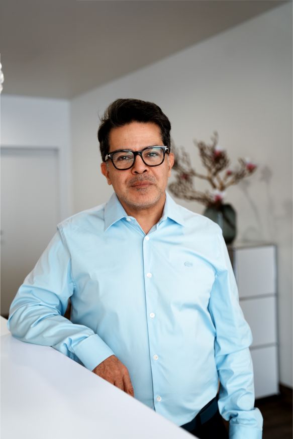 Facharzt Massud Hosseini in seiner Praxisklinik KÖ-Aesthetics in Düsseldorf