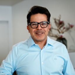 Facharzt Massud Hosseini in seiner Praxisklinik KÖ-Aesthetics in Düsseldorf