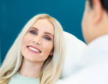 Ein Arzt erklärt einer blonden Patientin die verschiedenen Wege der weiteren Behandlung