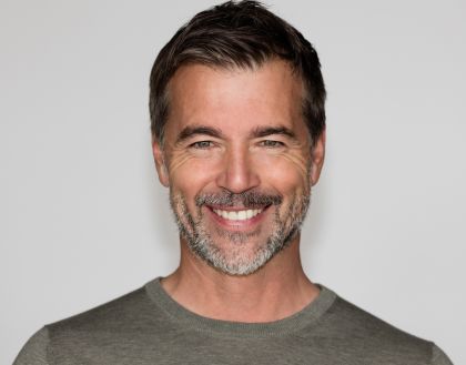 Schöner, glücklicher Mann, nach einer Gesichtsbehandlung bei Facharzt Dr. Roman Lisovewts.
