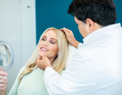 Massud Hosseini - Facharzt für Plastische Chirurgie im Gespräch mit einer Patientin.