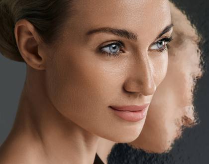 Eine schöne junge Frau mit wohlgeformten Gesichtszügen, die durch ihre harmonische Erscheinung besticht.