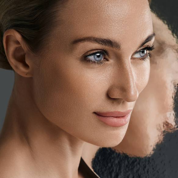 Eine schöne junge Frau mit wohlgeformten Gesichtszügen, die durch ihre harmonische Erscheinung besticht.