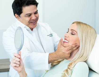 Eine blonde Patientin erhält von einem Arzt eine Erklärung zu den weiteren Behandlungsschritten