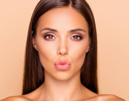 Schöne, junge Frau, mit ästhetisch ansprechend geformten vollen Lippen, für mehr Selbstbewusstsein.