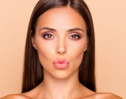 Schöne, junge Frau, mit ästhetisch ansprechend geformten vollen Lippen, für mehr Selbstbewusstsein.