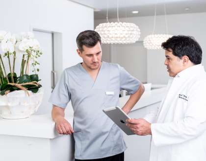 Der Arzt erläutert dem Pfleger die nächsten Schritte in der Behandlung des Patienten.