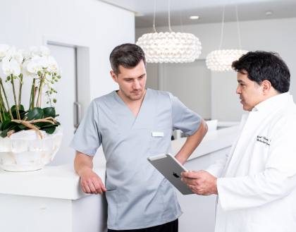 Der Arzt erläutert dem Pfleger die nächsten Schritte in der Behandlung des Patienten.