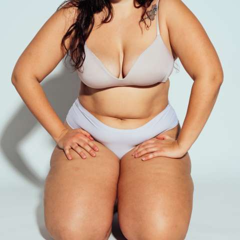 Frau ist mit Ihrem Bauch nicht happy und entscheidet sich für eine Bauchdeckenstraffung