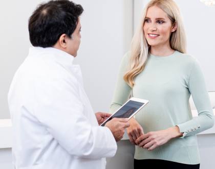 Ein Arzt bespricht mit einer blonden Patientin die nächsten Optionen für die Behandlung